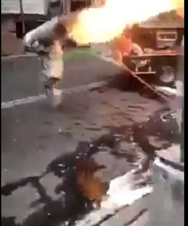 Bomber se hace viral al cargar tanque de gas en llamas