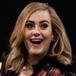 ¡Adele besó a un fan en pleno show!