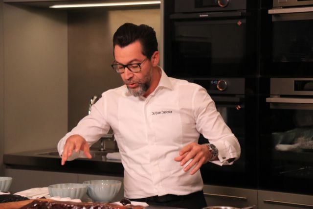 El chef Quique Dacosta durante la elaboración de uno de sus platos durante la presentación de &#039;Una vida, una cena&#039;