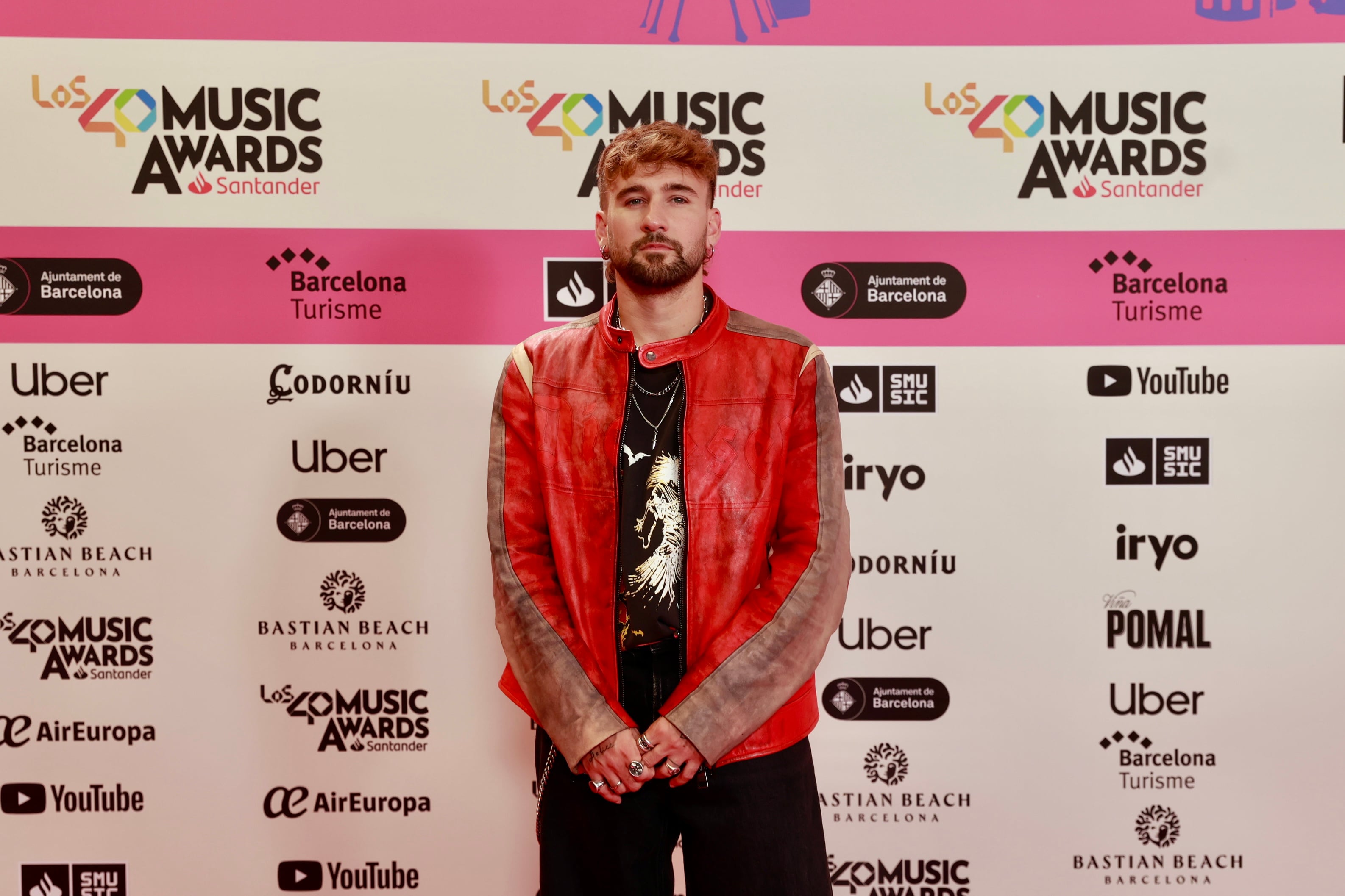 Dani Fernández ha apostado todo a una chaqueta de cuero de color rojo y a un look super rockero debajo con cadenas de Almadiversa. Cien por cien Dani.