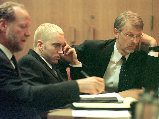 Eminem sentado en el juzgado