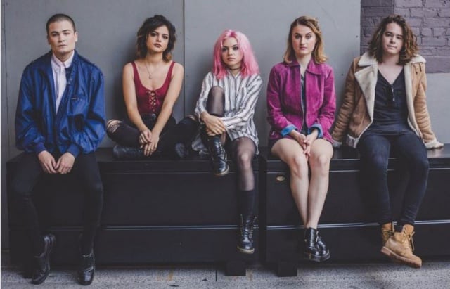 Hey Violet son Iain shipp, Nia y Rena Lovelis, Miranda Miller y Casey Moreta (de izda. a derecha).