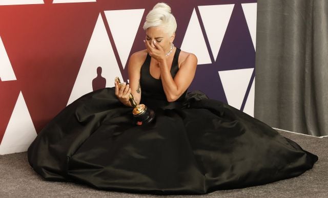 Lady Gaga, muy emocionada tras ganar el Oscar en 2019.