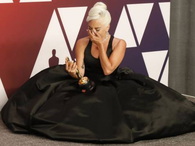 Lady Gaga, muy emocionada tras ganar el Oscar en 2019.