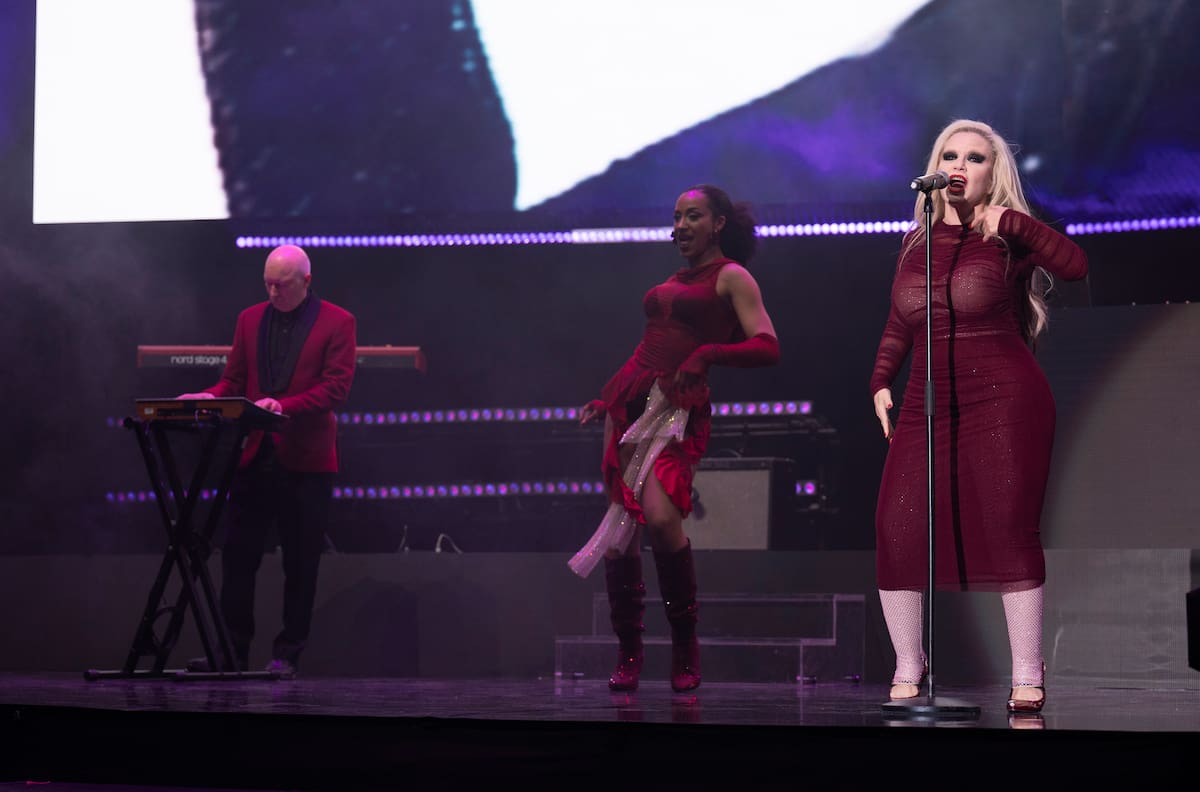 Coreada de principio a fin, la canción se ha convertido en un grito de libertad en el Movistar Arena. Un show cargado de carisma, sintetizadores y puro espíritu pop en el festival más importante de la primavera.
