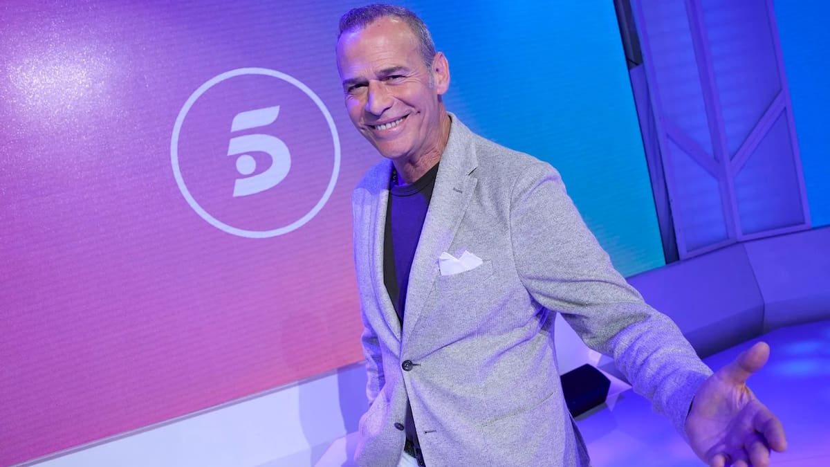 Así es el nuevo programa de Telecinco que resucita el espíritu de 'Mujeres y Hombres y Viceversa' con Carlos Lozano como presentador