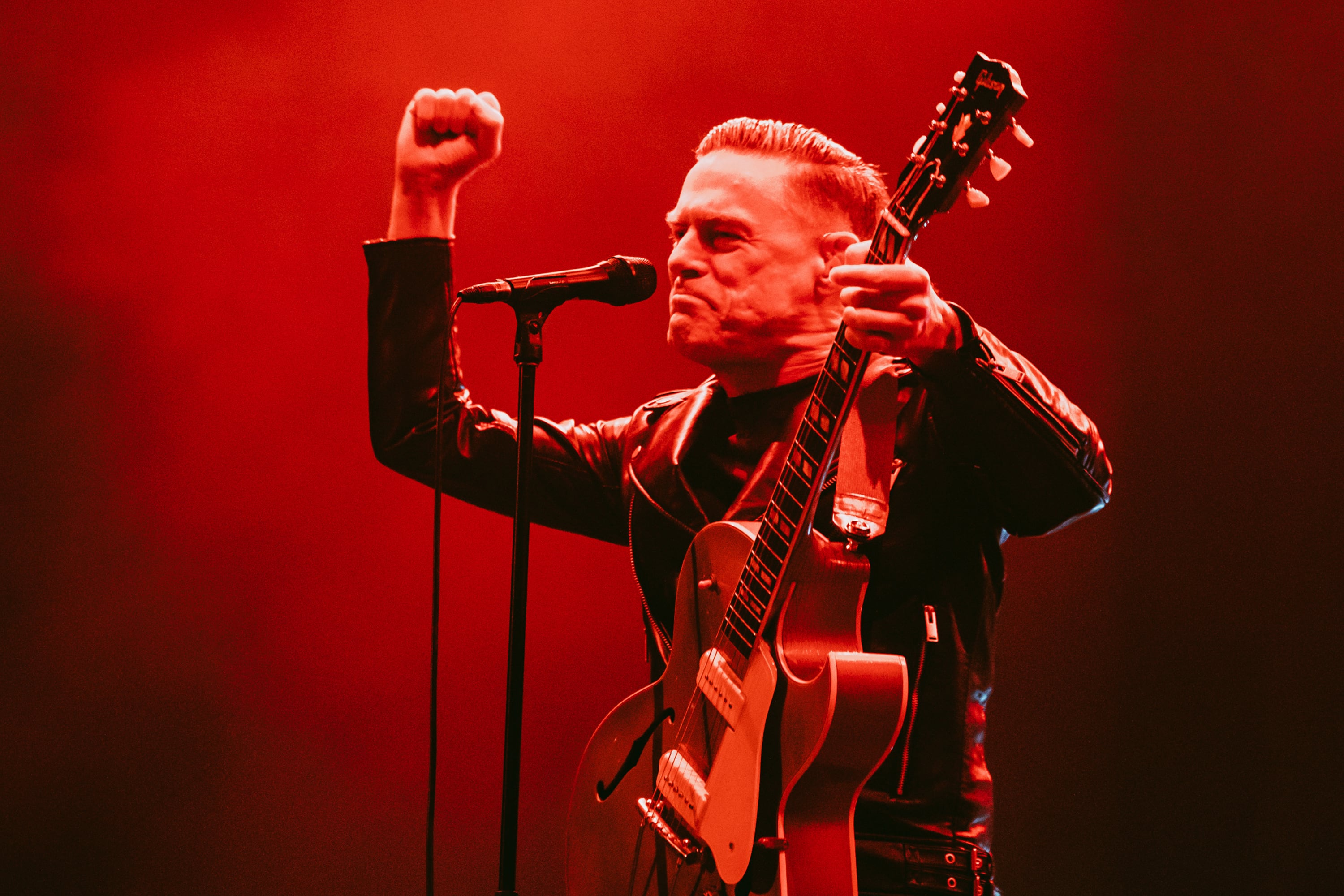 Bryan Adams, durante un concierto en febrero de 2024 en México.