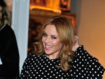 La apariencia de Kylie Minogue sin una gota de maquillaje impacta en redes