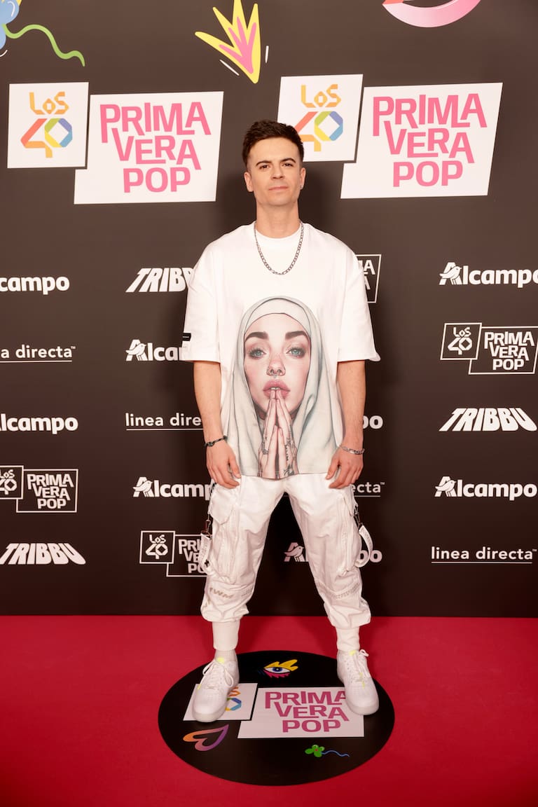 El locutor más querido de la calle, Karin Herrero, nos ha sorprendido en la alfombra roja de LOS40 Primavera Pop 2026 con un look de inspiración... ¿LUX?