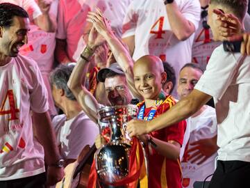 Quién es María, la niña que padece el sarcoma de Ewing y que celebró la Eurocopa con los jugadores de la Selección en Cibeles