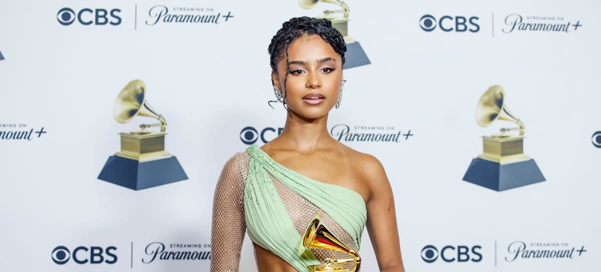 Tyla, galardonada con el premio a la 'Mejor interpretación de música africana' por 'Water', con el trofeo, en la 66.ª edición de los Premios Grammy, celebrada en el Crypto.com Arena de Los Ángeles, California, el domingo 4