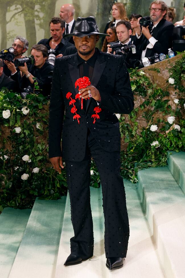 Sin duda, Usher no va a aparecer en muchas de las listas de los mejor vestidos, más bien lo contrario. Esa combinación de traje negro con detalles en rojo combinado con sombrero de cowboy no ha convencido, por mucho que Beyoncé haya puesto este tipo de complementos de moda.
