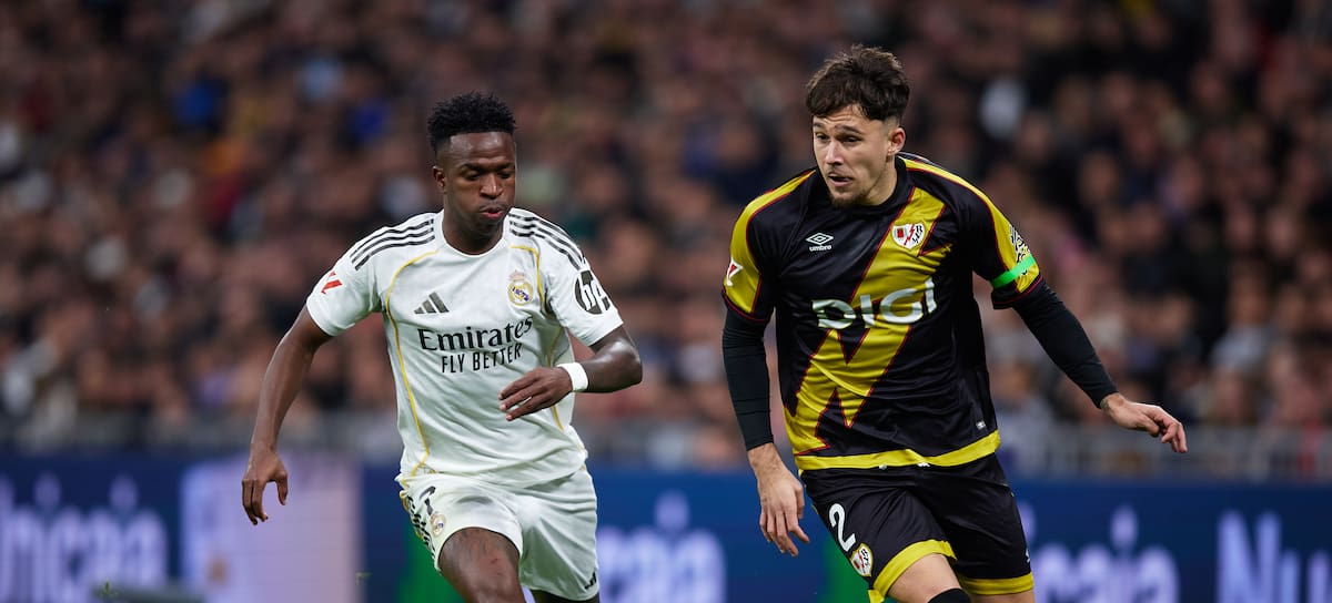 Vinícius Junior del Real Madrid y Andrei Rațiu del Rayo Vallecano