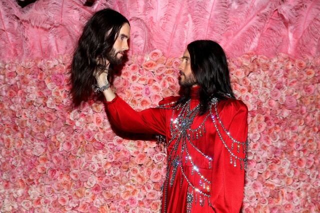 Jared Leto posa junto a la réplica de su cabeza en la MET Gala 2019