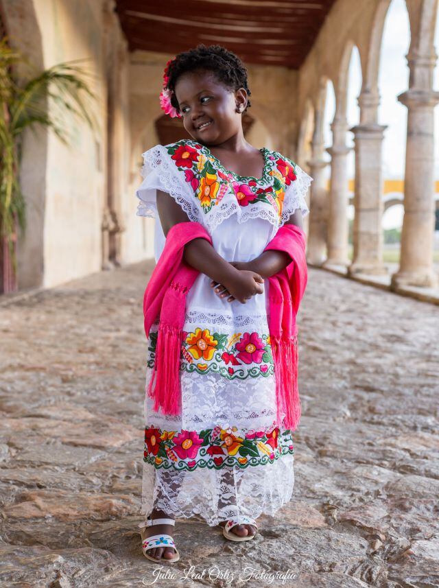 Taylor, una niña de cinco años, celebró su cumpleaños usando un traje típico de Yucatán