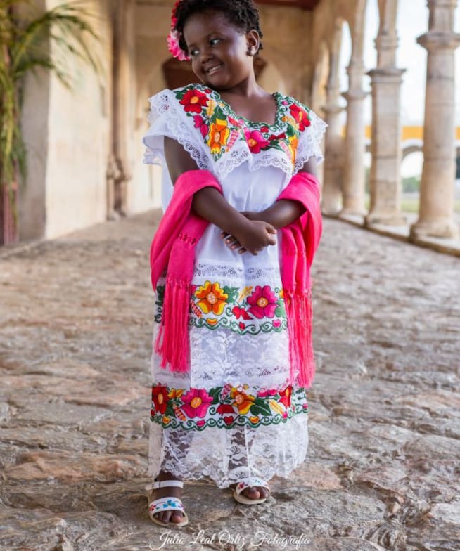 Taylor, una niña de cinco años, celebró su cumpleaños usando un traje típico de Yucatán