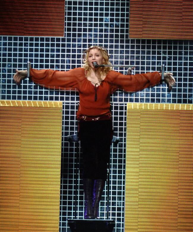 Madonna en su actuación del Forum en Inglewood, California, en 2006