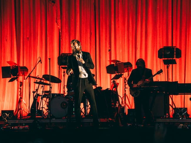 Father John Misty, el predicador alternativo llegó a Kalorama con un show marcado por la teatralidad, poesía, la ironía y presencia escénica.