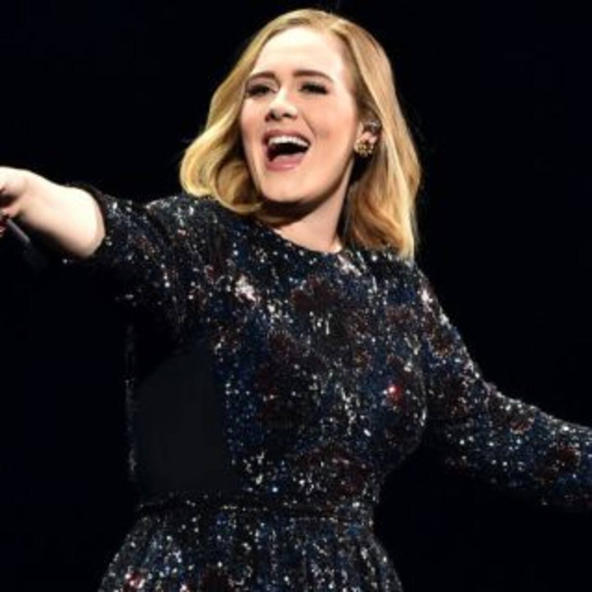 ¡Adele besó a un fan en pleno show!