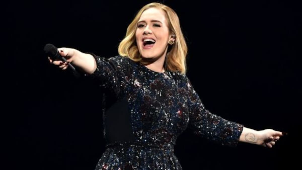 ¡Adele besó a un fan en pleno show!