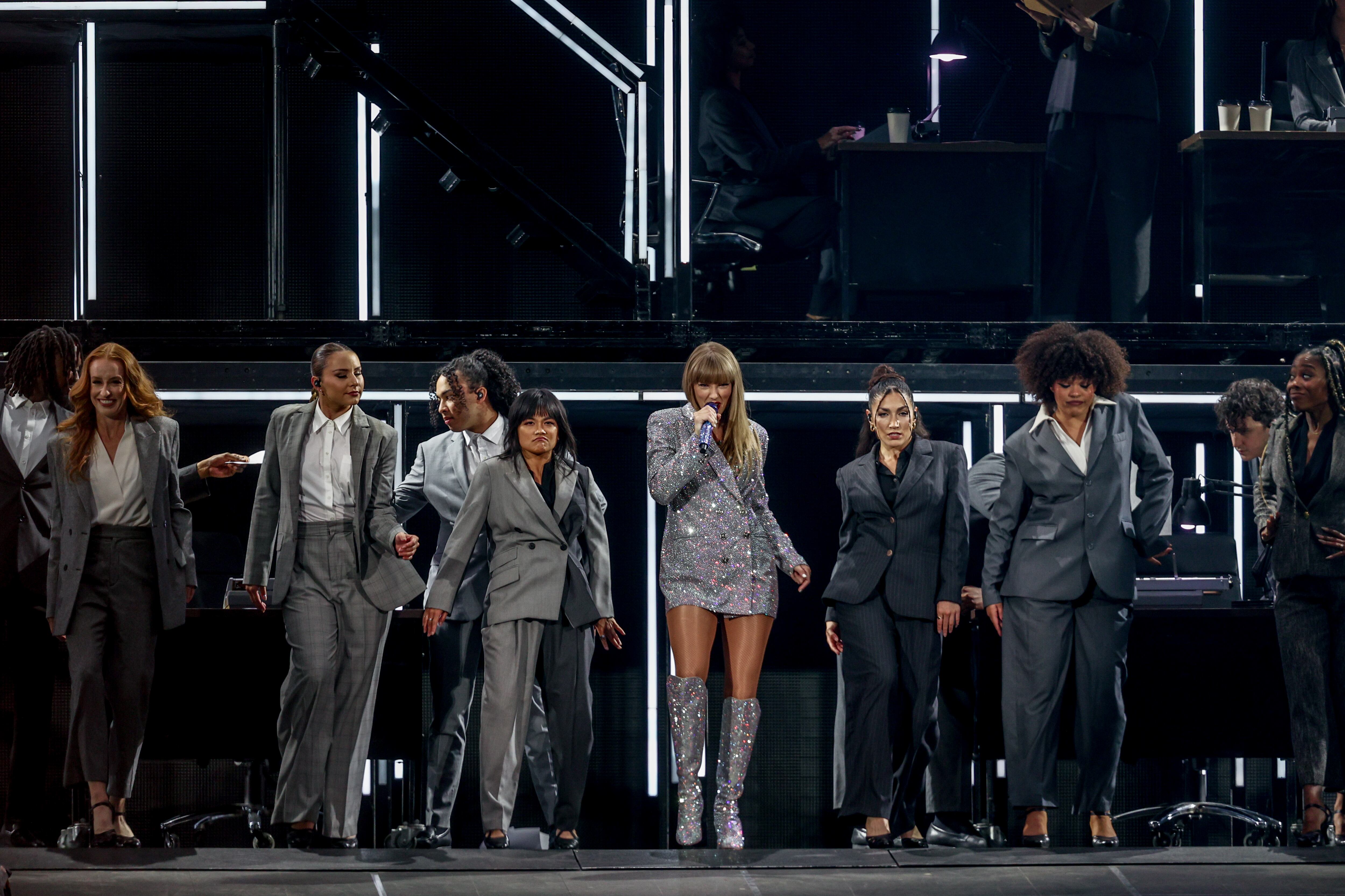 Todos queremos una chica así en la oficina. 'She's the man'. Nada más que decir a este despliegue en la era 'Lover'.