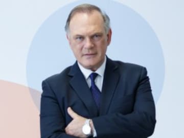 La cara de circunstancias de Pedro Piqueras cuando Paz Padilla y Anabel Pantoja le dan paso es indescriptible