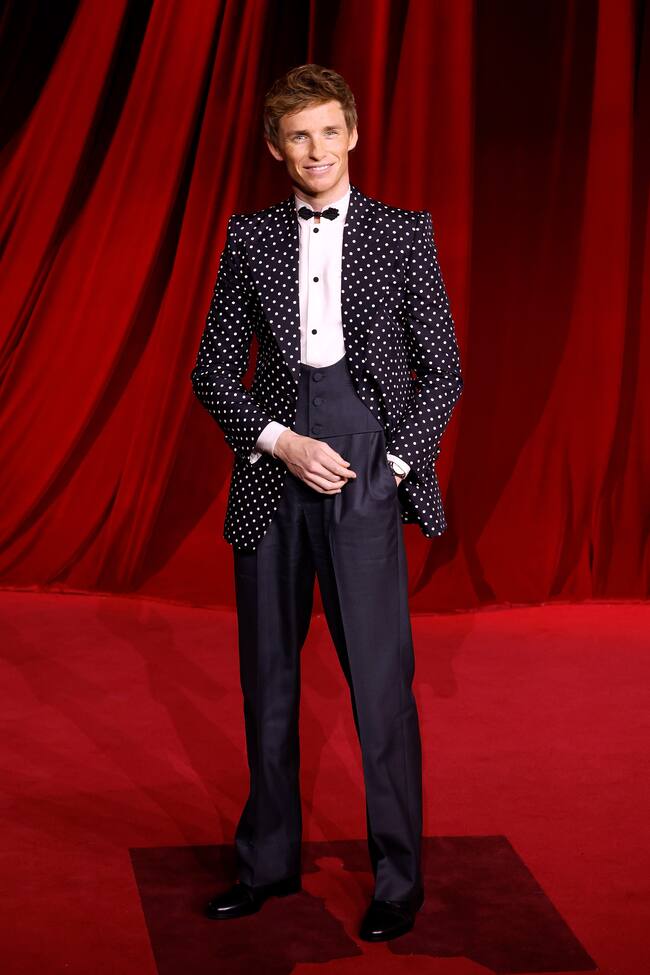 ¿Quién dijo que los lunares eran solo cosa de chicas? Está claro que Eddie Redmayne no le va lo convencional.