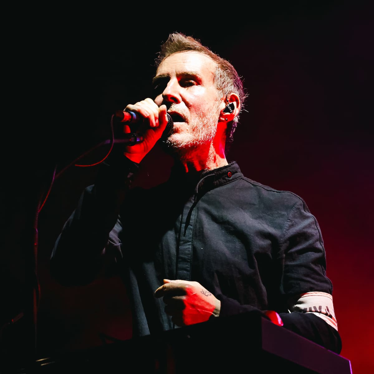 Letra y significado de 'Boots on the ground', la canción de Tom Waits y Massive Attack contra la brutalidad policial de Trump: "Hacen campaña con toda la sangre"