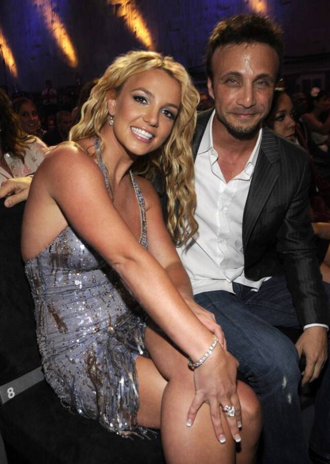 Britney Spears junto a su mánager, en la gala de los MTV Video Music Awards de 2018.