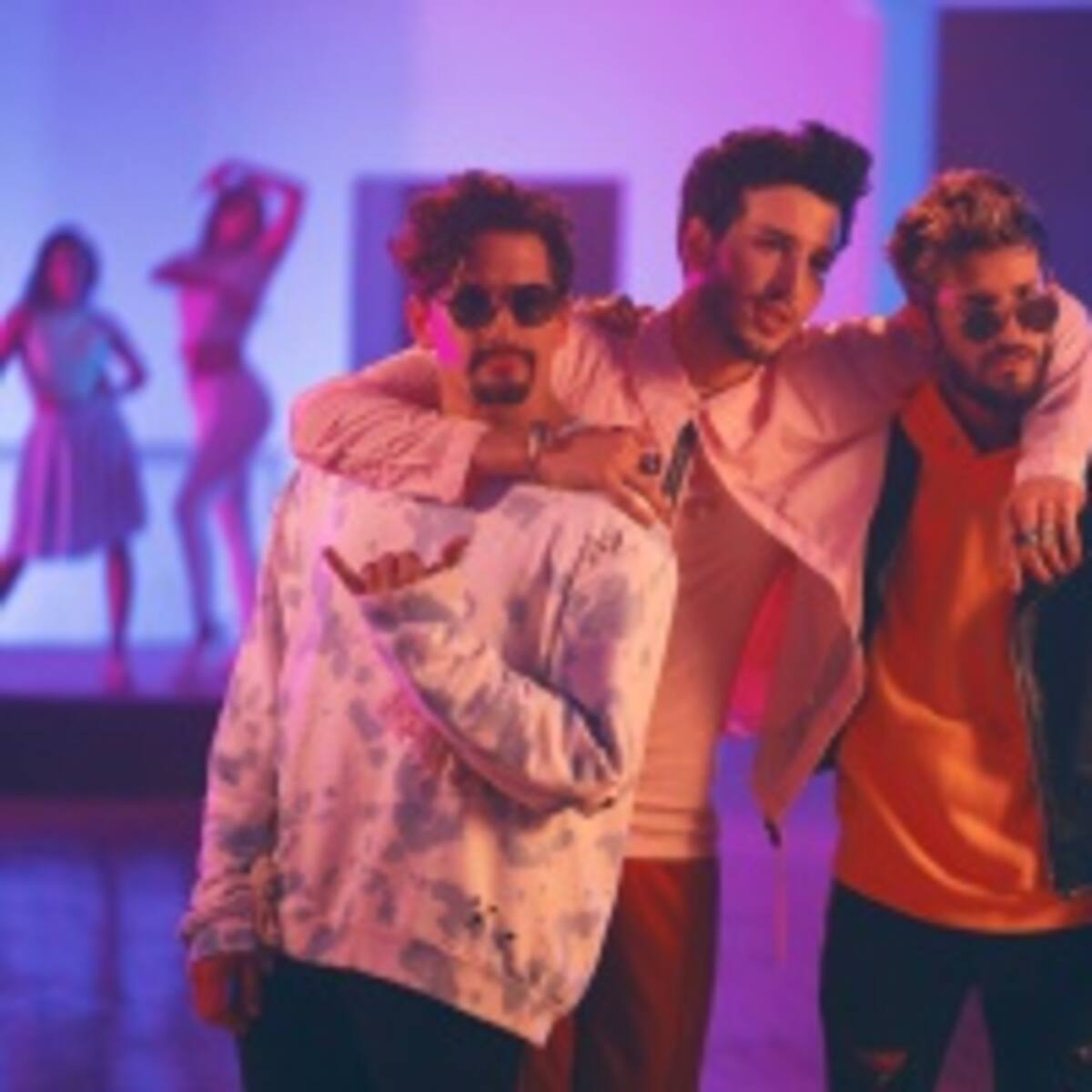 Sebastián Yatra "aterriza" en el escenario y culpa a Mau y Ricky