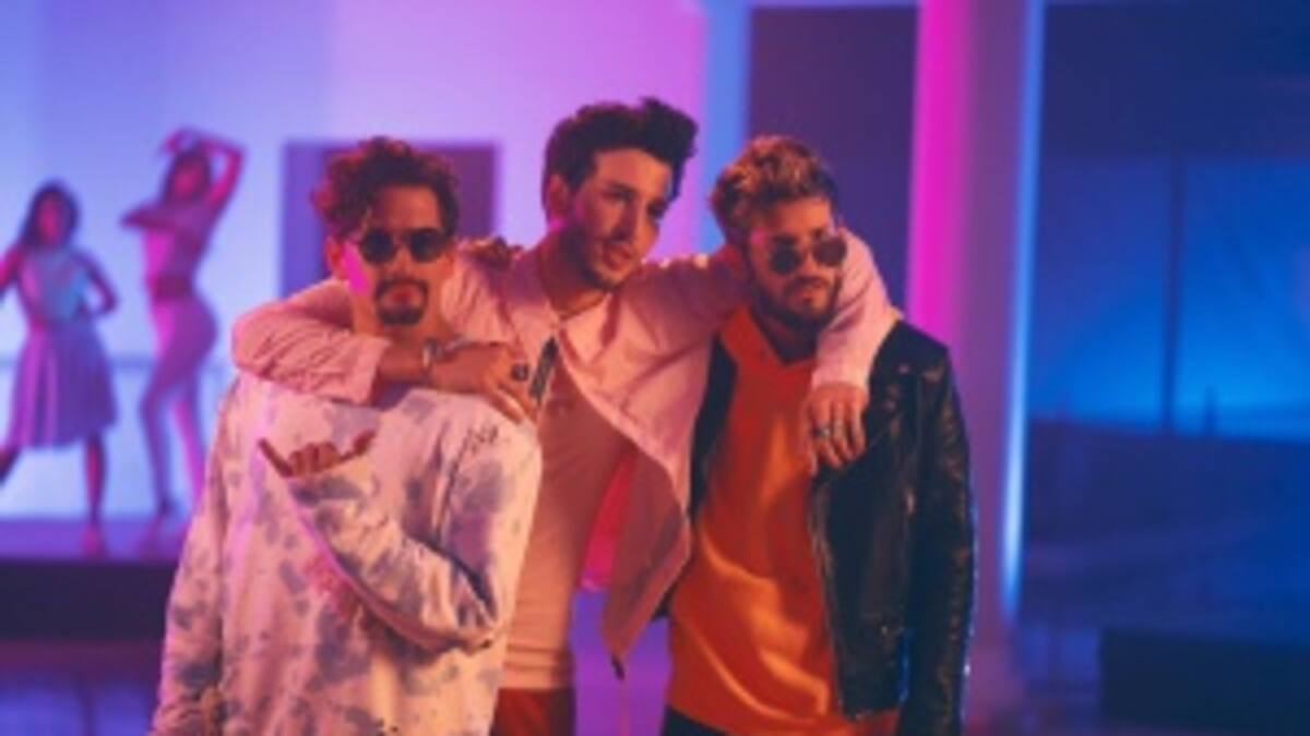 Sebastián Yatra "aterriza" en el escenario y culpa a Mau y Ricky