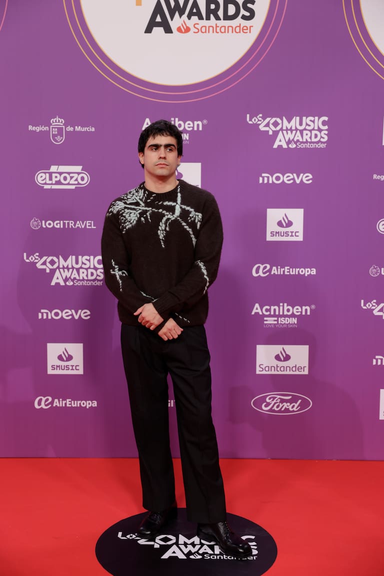Diego Ibáñez, vocalista de Carolina Durante, ha apostado por un jersey con dibujo para LOS40 Music Awards Santander 2025 y nos mola mucho.