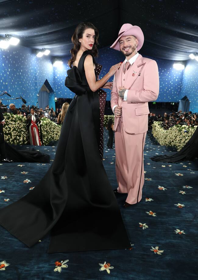 J Balvin se convirtió en un auténtico dandi con su traje rosa cuidadosamente confeccionado y accesorios distintivos con un sombrero bastante estructurado. A juego iba su chica, Valentina Ferrer con la parte de atrás de su vestido en negro y la delantera con lunares rosados.
