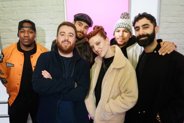 La cantante británica Jess Glynne junto al grupo Rudimental y al dj Tom Green (segundo por la izquierda).