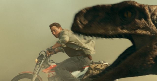 Chris Pratt como Owen Grady haciendo lo que mejor se le da: huir de dinosaurios que le quieren comer.