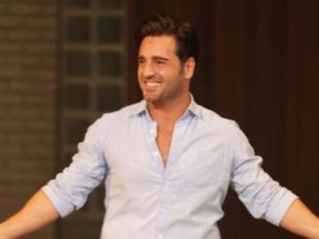 ‘El Hormiguero’: David Bustamante recrea la mítica escena de ‘Ghost’, entre otras cosas surrealistas