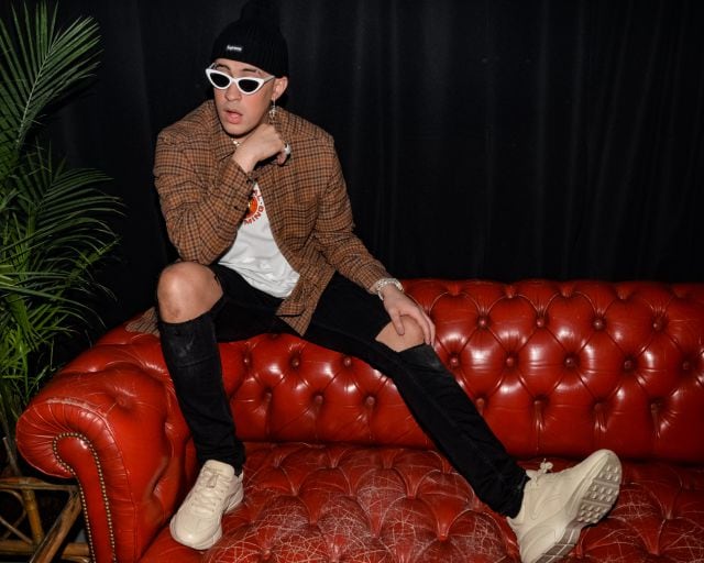 Bad Bunny con un look casual.