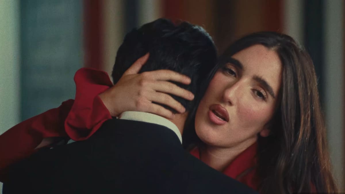 De 'Amélie' a Penélope Cruz en 'Jamón, Jamón': todas las referencias visuales y sonoras en 'La Falda' de Judeline