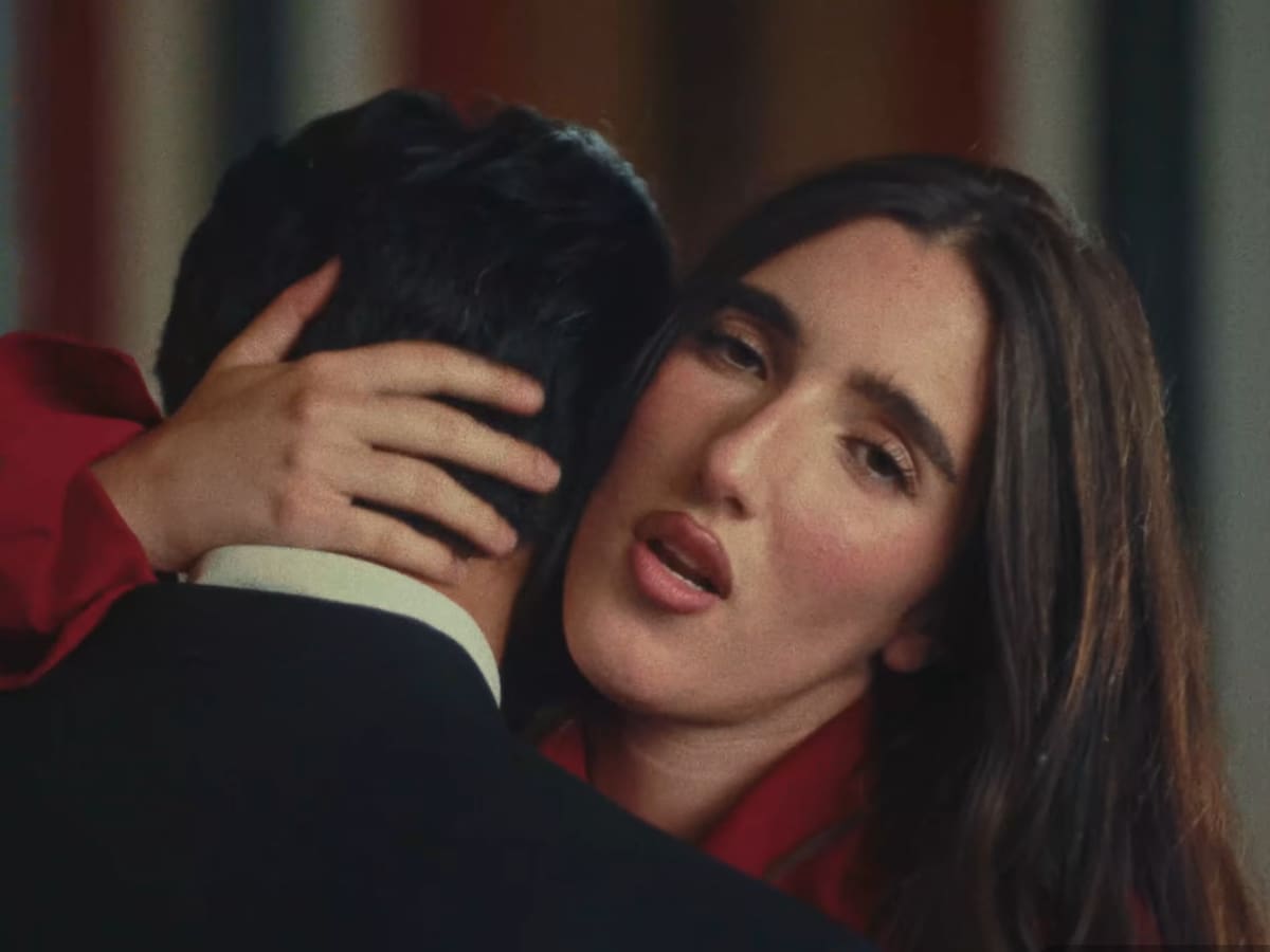 De 'Amélie' a Penélope Cruz en 'Jamón, Jamón': todas las referencias visuales y sonoras en 'La Falda' de Judeline