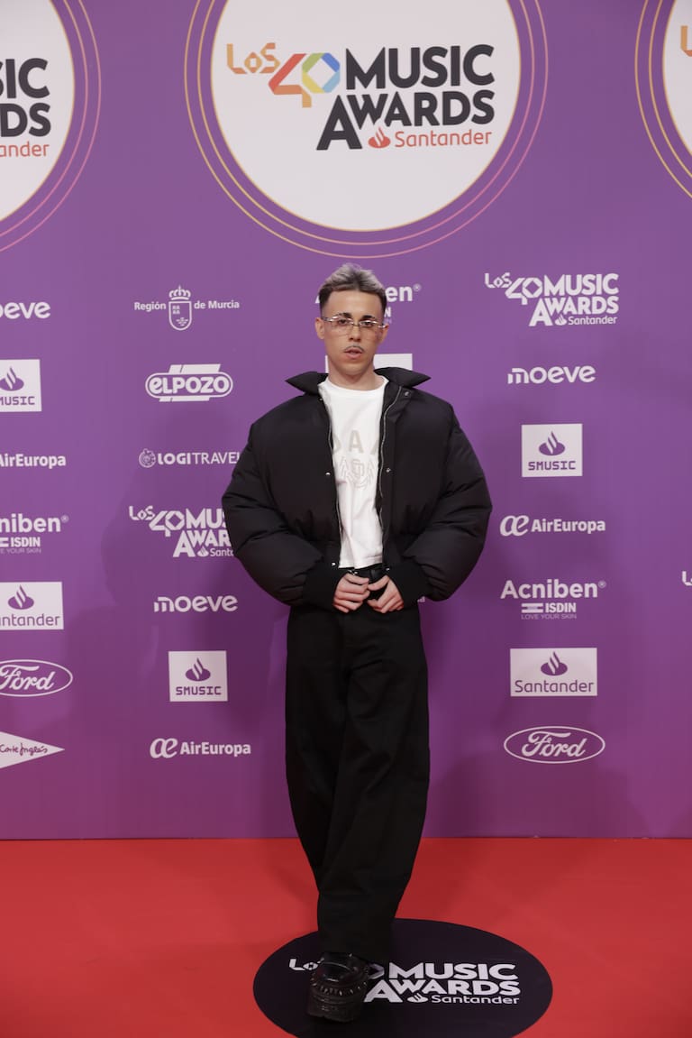 Soge Culebra con un look casual, pero arriesgado con unas plataformas de la firma murciana New Rock en LOS40 Music Awards Santander 2025.