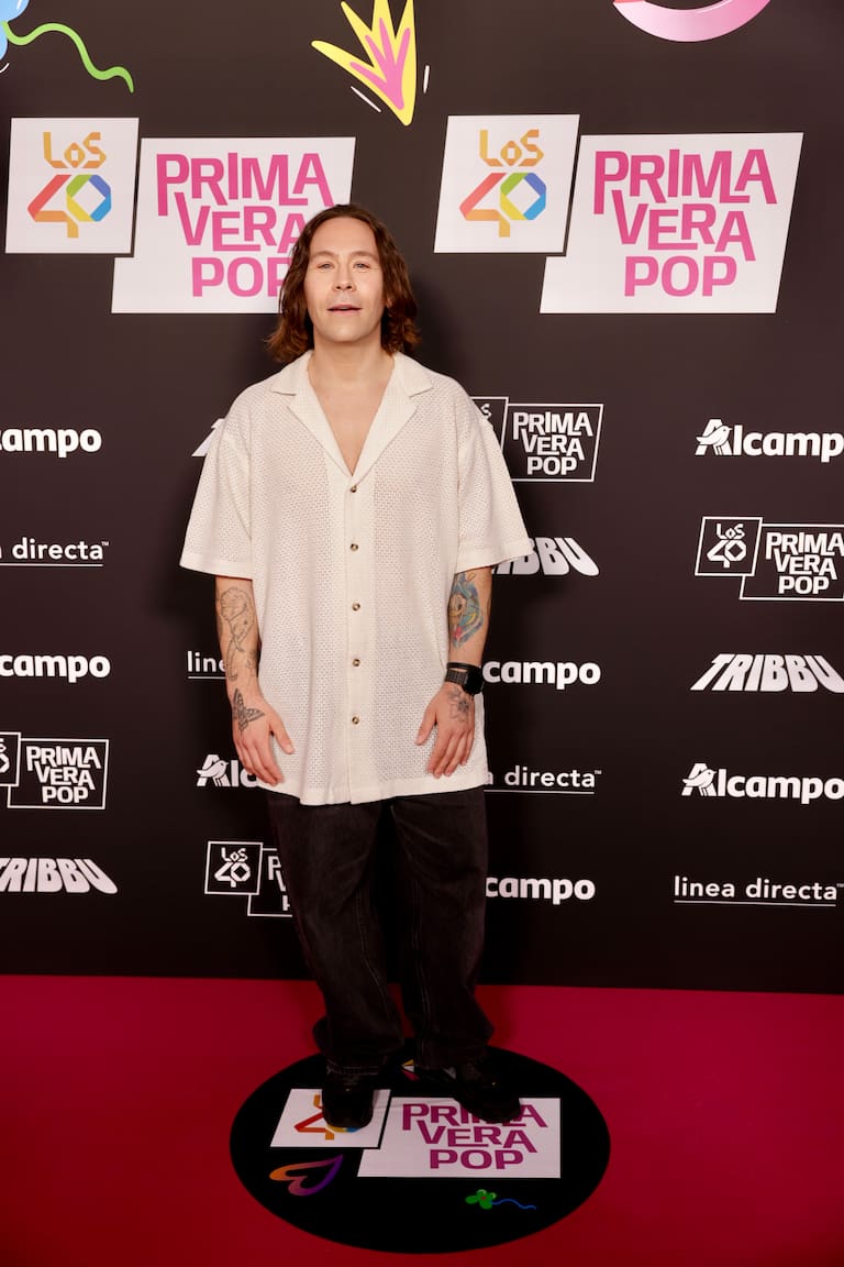 Óscar Martínez, una de las eminencias ya de LOS40 ya está en LOS40 Primavera Pop 2026. Este look en dos piezas blanco y  negro está triunfando entre los chicos que pasan por la alfombra del Movistar Arena.