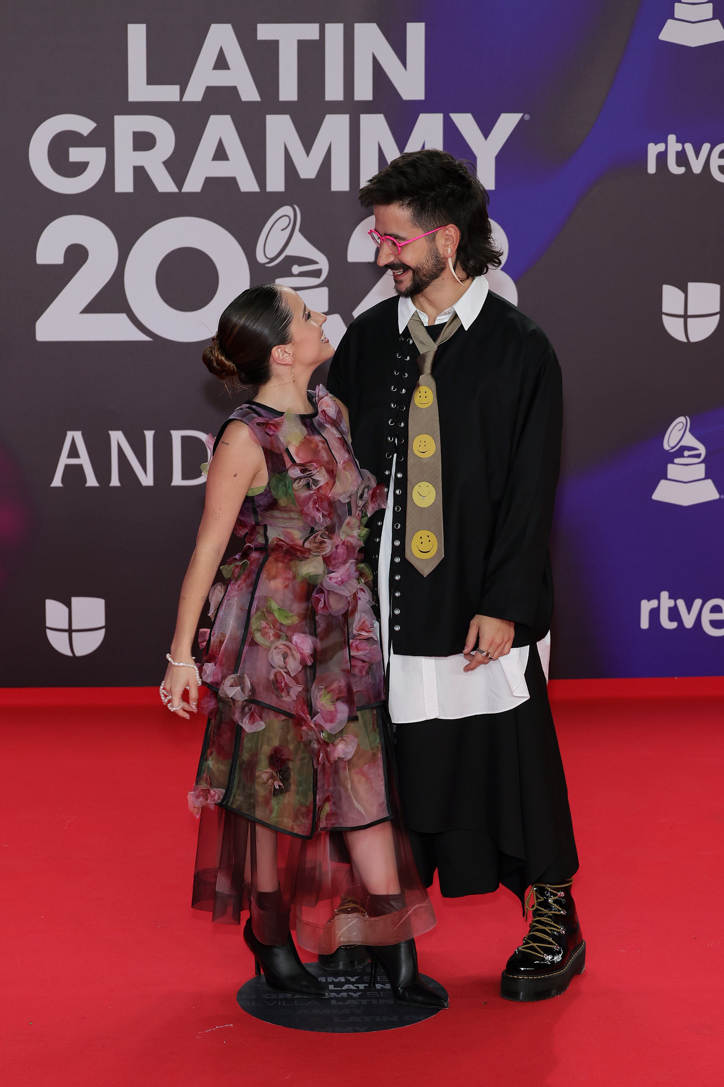 Una vez más Evaluna y Camilo desplegaron su gran amor en una alfombra. Como ya ocurrió en LOS4 Music Awards, ella apostó por un vestido con estampado floral y transparecnias y él cambió el kimono por algo no tan distinto.