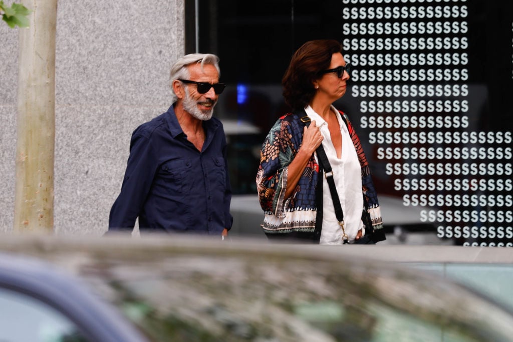 Imanol Arias junto a Nélida Grajales paseando por Madrid