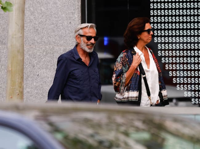 Imanol Arias junto a Nélida Grajales paseando por Madrid