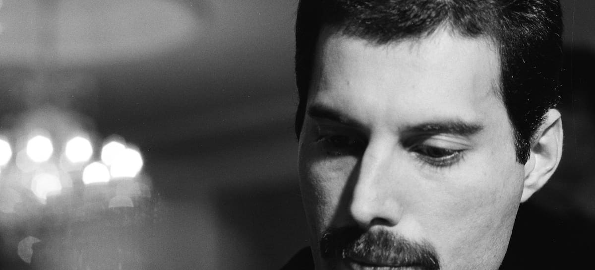 Freddie Mercury, en un descanso de la gira de Queen por Japón en 1982. (Photo by Midori Tsukagoshi/ShinkoMusic/Getty Images)