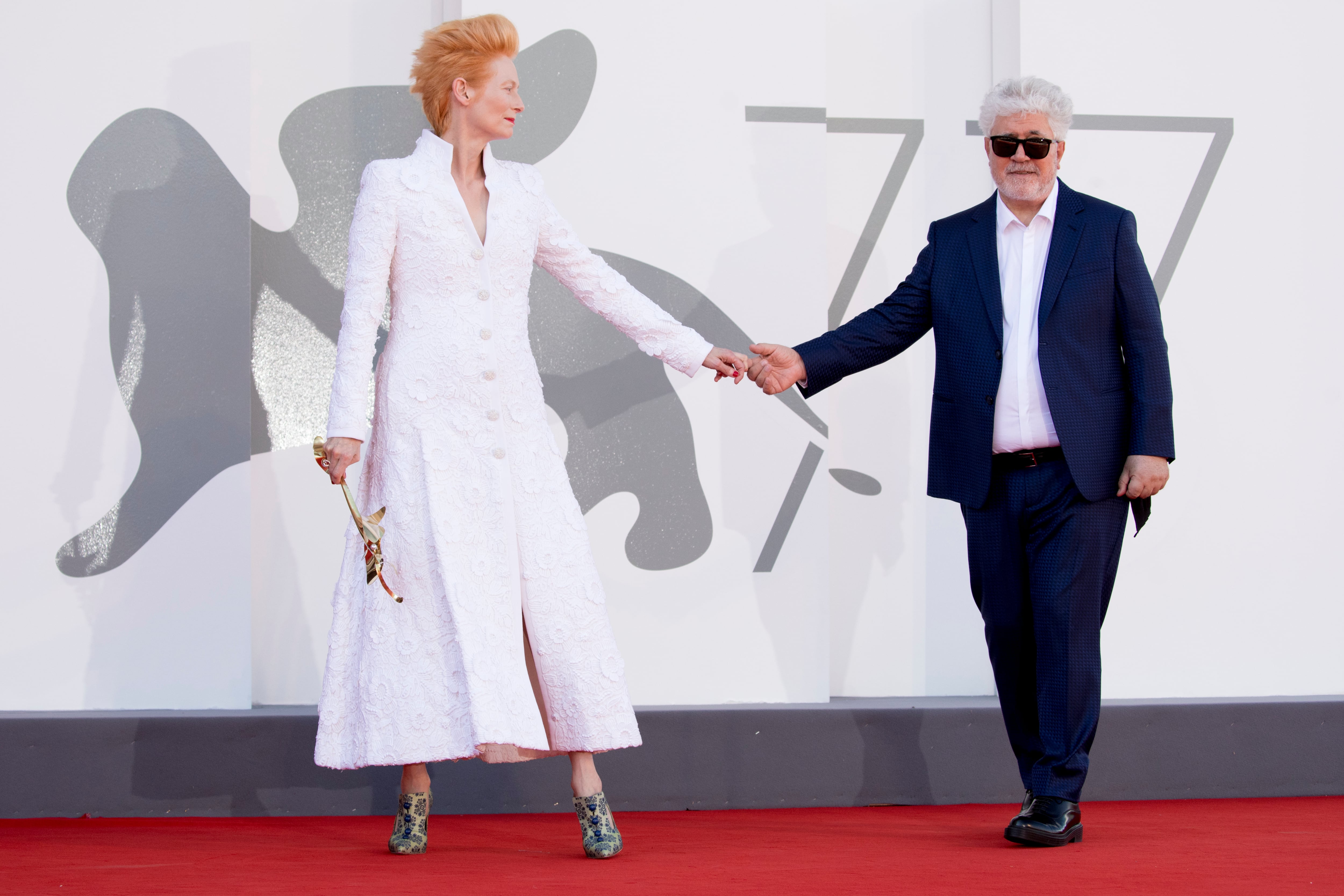 Pedro Almodóvar y Tilda Swinton en el Festival de Venecia en  2020. / Alessandra Benedetti - Corbis/Corbis via Getty.