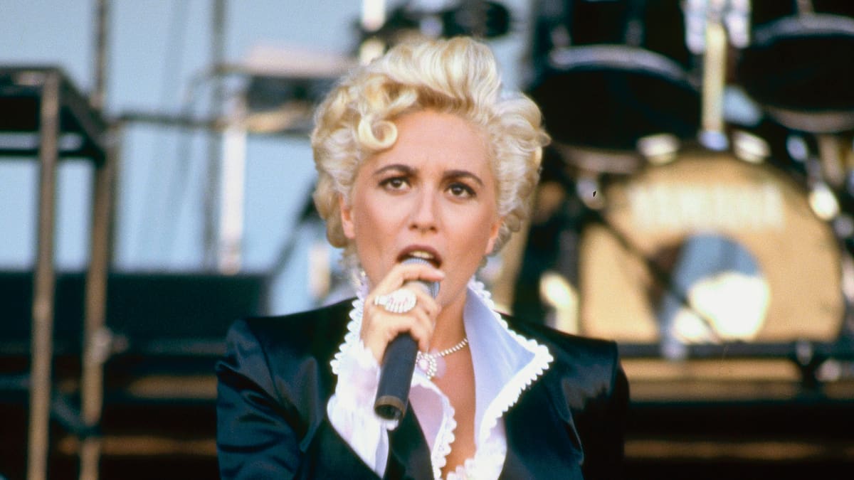 Cuando el pop español navegó hacia la guerra y Marta Sánchez cantó para las tropas españolas en el Golfo Pérsico