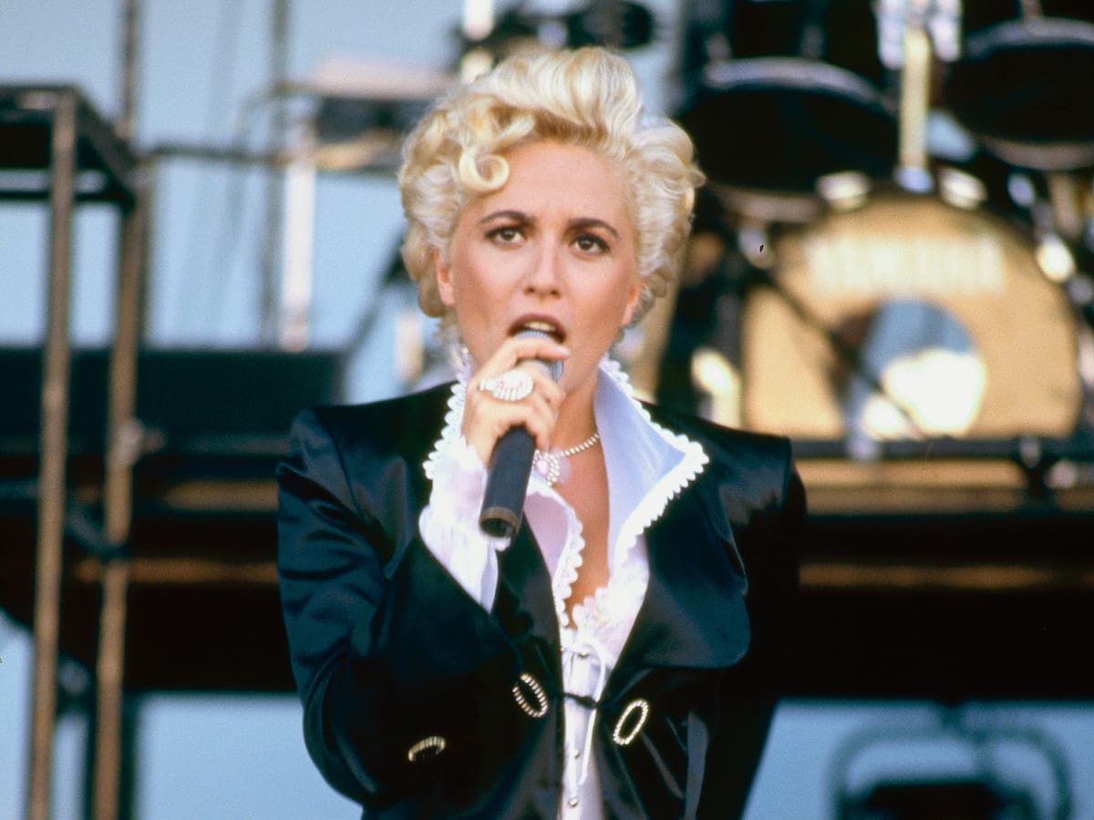 Cuando el pop español navegó hacia la guerra y Marta Sánchez cantó para las tropas españolas en el Golfo Pérsico