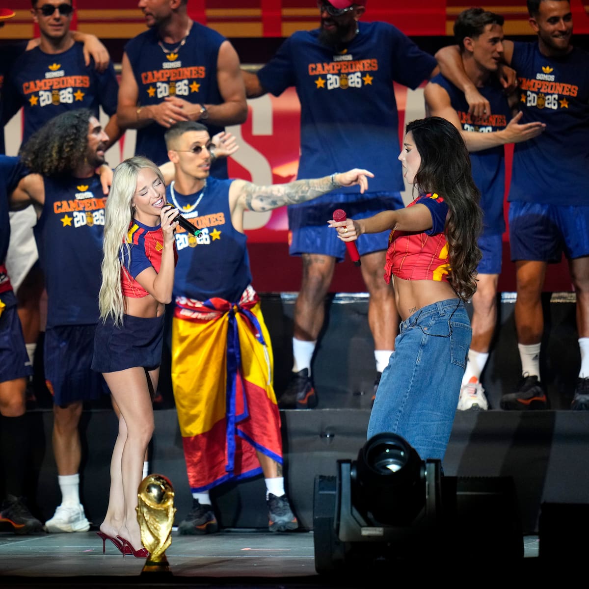 Qué números llevaban en la camiseta de España Ana Mena y Lola Índigo durante la celebración en Cibeles y por qué: ¿Guiño a Ferrán Torres?