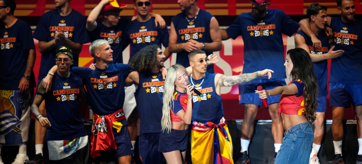 Lola Índigo y Ana Mena en la celebración del Mundial en Cibeles.